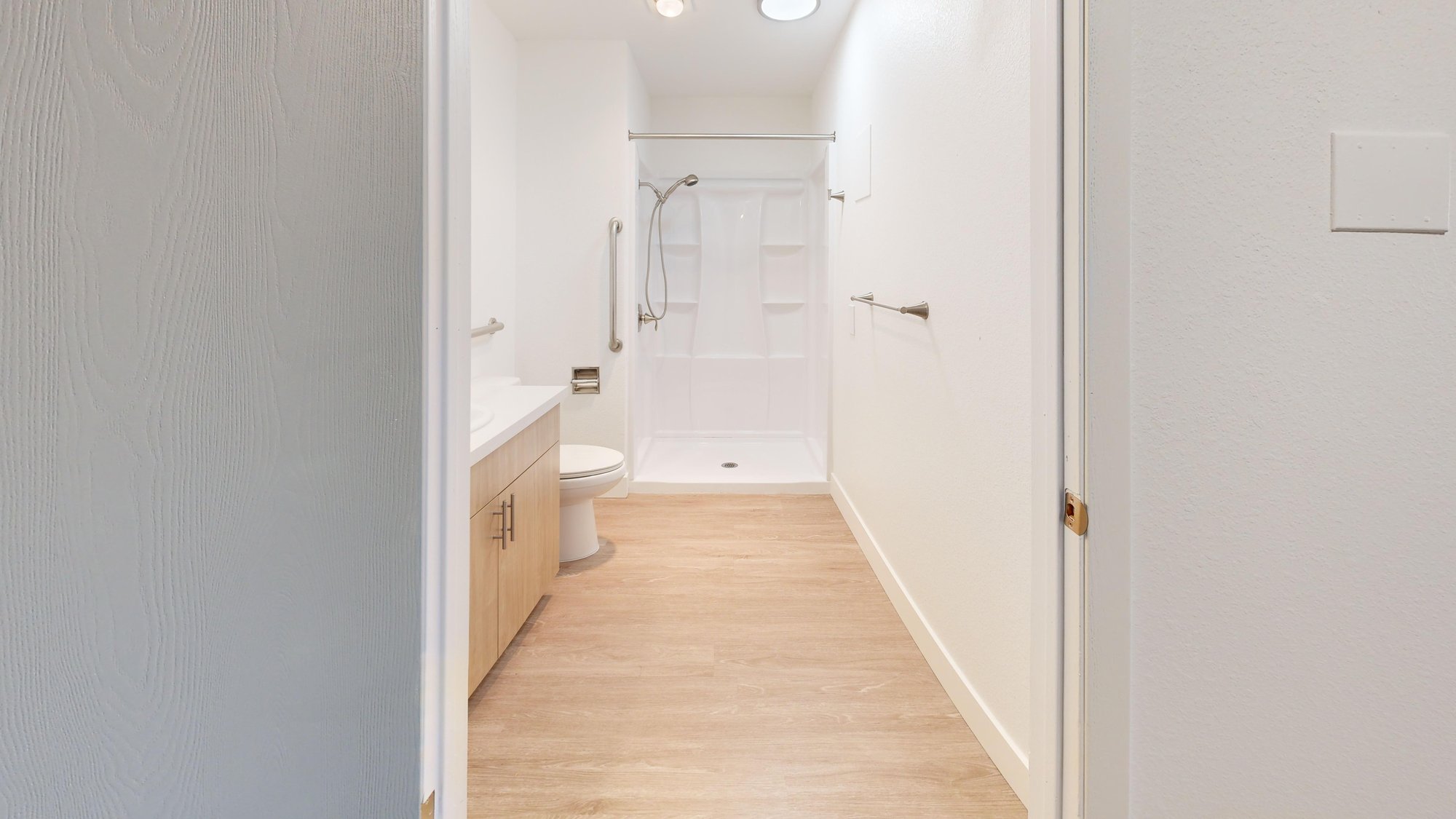 Chateau-De-Boise-IL-Studio-410-sqft-Bathroom-1